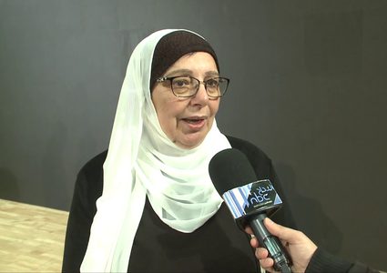 تكريم سيدة أجرت عمليات ولادة عبر الهاتف أثناء الانتفاضة !