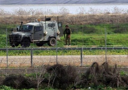 الاحتلال يطلق النار وقنابل الغاز تجاه المزارعين شرق خانيونس