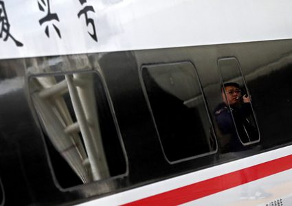 شاب ينهال باللكمات على إمرأة مسنة