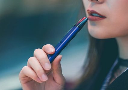 باحثون :السجائر الإلكترونية تضر بالرئتين كالعادية
