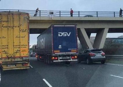 إيرلندا.. سائق شاحنة شجاع ينقذ حياة سيدة أرادت الانتحار