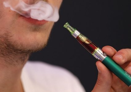 دراسة: السجائر الإلكترونية تضر بالرئتين كالعادية تماما