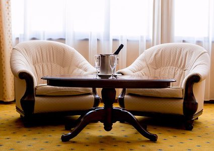 تحذير.. كراسي الفنادق المزخرفة قد تصيبك بالأمراض