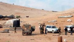 قوات الاحتلال تفتش خيام المواطنين جنوب شرق طوباس