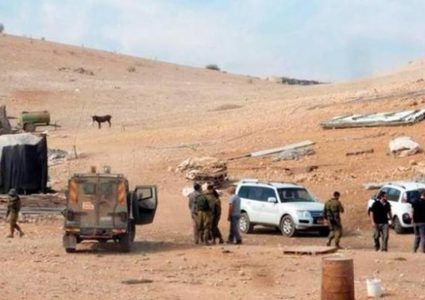 قوات الاحتلال تفتش خيام المواطنين جنوب شرق طوباس