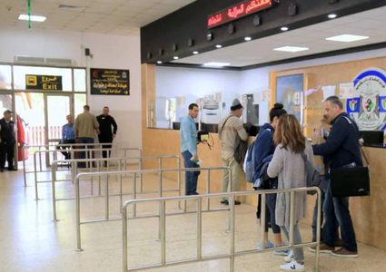 32 ألف مسافر تنقلوا عبر معبر الكرامة وتوقيف 275 مطلوباً