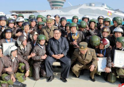 أجتماع كيم جونغ بجنرالاته في ظل التوتر مع واشنطن