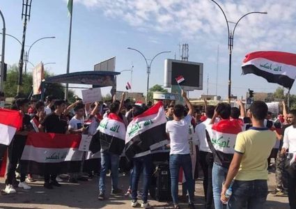 آلاف الطلبة يتوافدون إلى ساحات الاعتصام في العراق