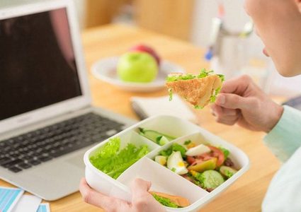 ما هي الوجبات الخفيفة التي عليك الاحتفاظ بها في درج مكتبك ؟