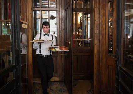 مطعم يقدم خصما على الفاتورة مقابل هذا الشرط