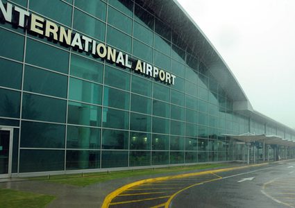 أمريكي يقتحم مطار بسيارته ويسبب خسائر كبيرة