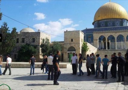 مستوطنون يقتحمون الأقصى بحراسة من قوات الاحتلال