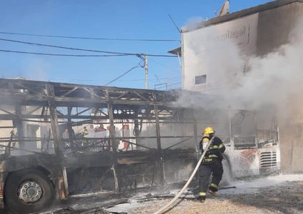 حريق في حافلة وسيارة بكفر قرع