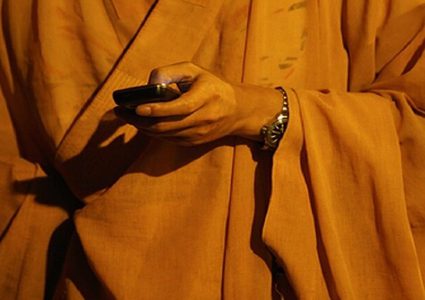 وفاة راهب بوذي وهو مختبئ في كوخه يتصفح هاتفه المحمول