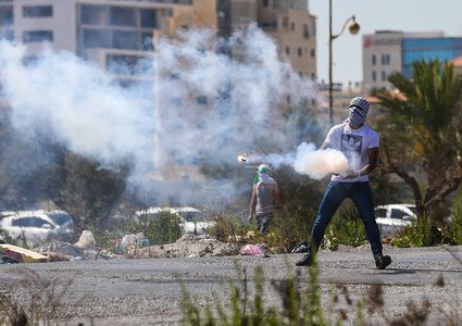 إصابات بالاختناق في مواجهات مع قوات الاحتلال ببيت أمر