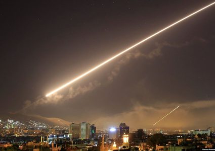 سانا: الدفاعات الجوية السورية تتصدى لصواريخ إسرائيلية فوق دمشق