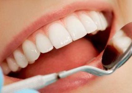 خبراء يحذرون من خطورة تبييض الأسنان في المرحلة الأخيرة من الحمل