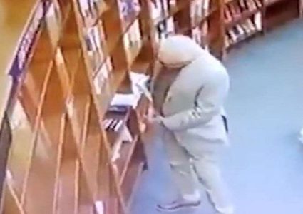 استقالة دبلوماسي بسبب فضيحة سرقة كتاب بـ 10 دولارات