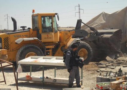 الاحتلال يقتلع اشجار و يستولي على خيام شرق نابلس