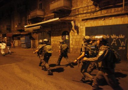 الاحتلال يعتدي بقنابل الغاز على منازل المواطنين في العيسوية