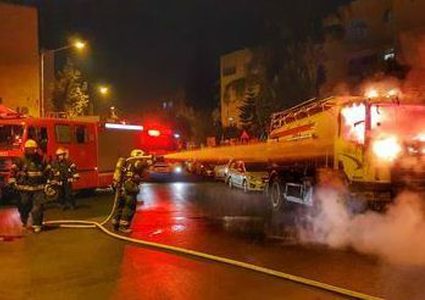 اخماد حريق اندلع في مركبة شحن شرق القدس