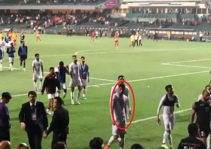 "الفيفا" يوقف لاعبا بحرينيا بسبب حركة "عنصرية" بعينيه