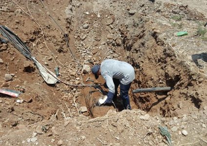 مستوطنون يتلفون خطوط مياه رئيسية بالخليل