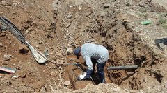 مستوطنون يتلفون خطوط مياه رئيسية بالخليل