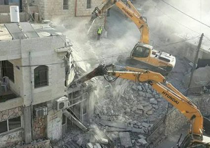 هدم منزل من طابقين في العيسوية