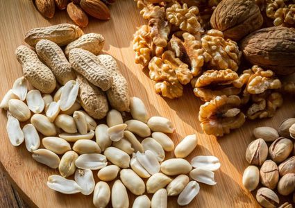 أخطار الإفراط في تناول المكسرات