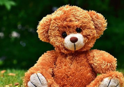 امرأة تضع لعبة  للأطفال للتجسس على زوجها السابق