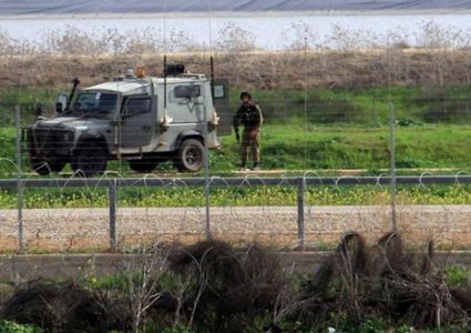 قوات الاحتلال تفرج عن شاب اعتقله قرب سياج القطاع