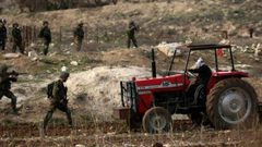 الاحتلال يستولي على جرار زراعي جنوب طوباس