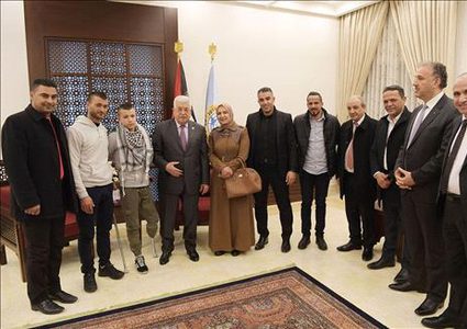 الرئيس يستقبل المصور الصحفي معاذ عمارنة وعدد من المصابين