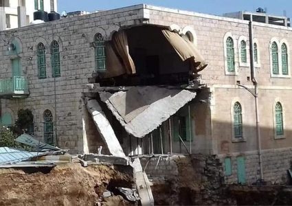 الخليل: التربية تحقق بانهيار جزء من مدرسة الصفا الأساسية