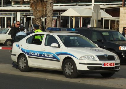 مستوطن يعتدي على المحتفلين بكنيسة القيامة في القدس