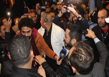 شاهد العراك بين المصورين وحراس تامر حسني