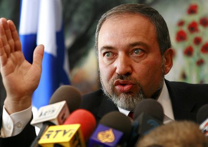 ليبرمان: هروب نتنياهو للمرة الثانية يُؤكد انهيار الردع الإسرائيلي