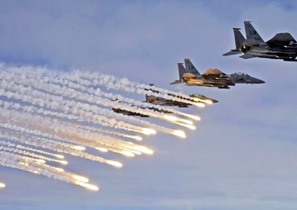 غانتس يهدد: سنغير السياسة ونعيد الردع والهدوء لمستوطني غلاف غزة