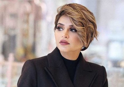 الفاشينيستا الكويتية نهى نبيل تأكل الورق