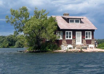 زوجان يقرران البقاء في جزيرة بعد إخلائها من السكان!