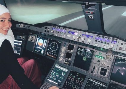 أول سورية تقود طائرة بمفردها في بريطانيا