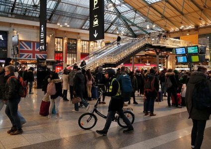 إضراب عمال النقل يفسد احتفالات عيد الميلاد بفرنسا