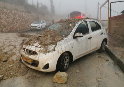 سيول وفيضانات وأضرار لمنازل وسيارات داخل اراضي عام 48