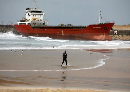 عاصفة تجرف سفينة تجارية قرب ميناء جنوبي إسرائيل