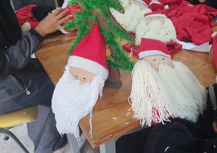 نساء يعملن في تجهيز العاب اطفال بمناسبة الكريسمس في غزة