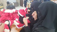 نساء يعملن في تجهيز العاب اطفال بمناسبة الكريسمس في غزة