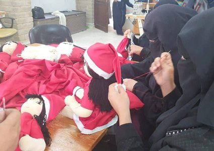 نساء يعملن في تجهيز العاب اطفال بمناسبة الكريسمس في غزة