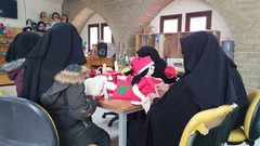 نساء يعملن في تجهيز العاب اطفال بمناسبة الكريسمس في غزة