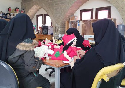 نساء يعملن في تجهيز العاب اطفال بمناسبة الكريسمس في غزة